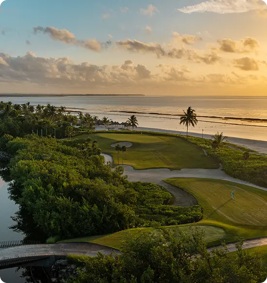 Campo de golf RLH Properties al atardecer